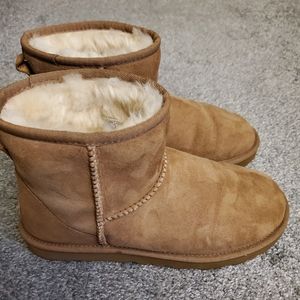 Like New Ugg shortie size 8